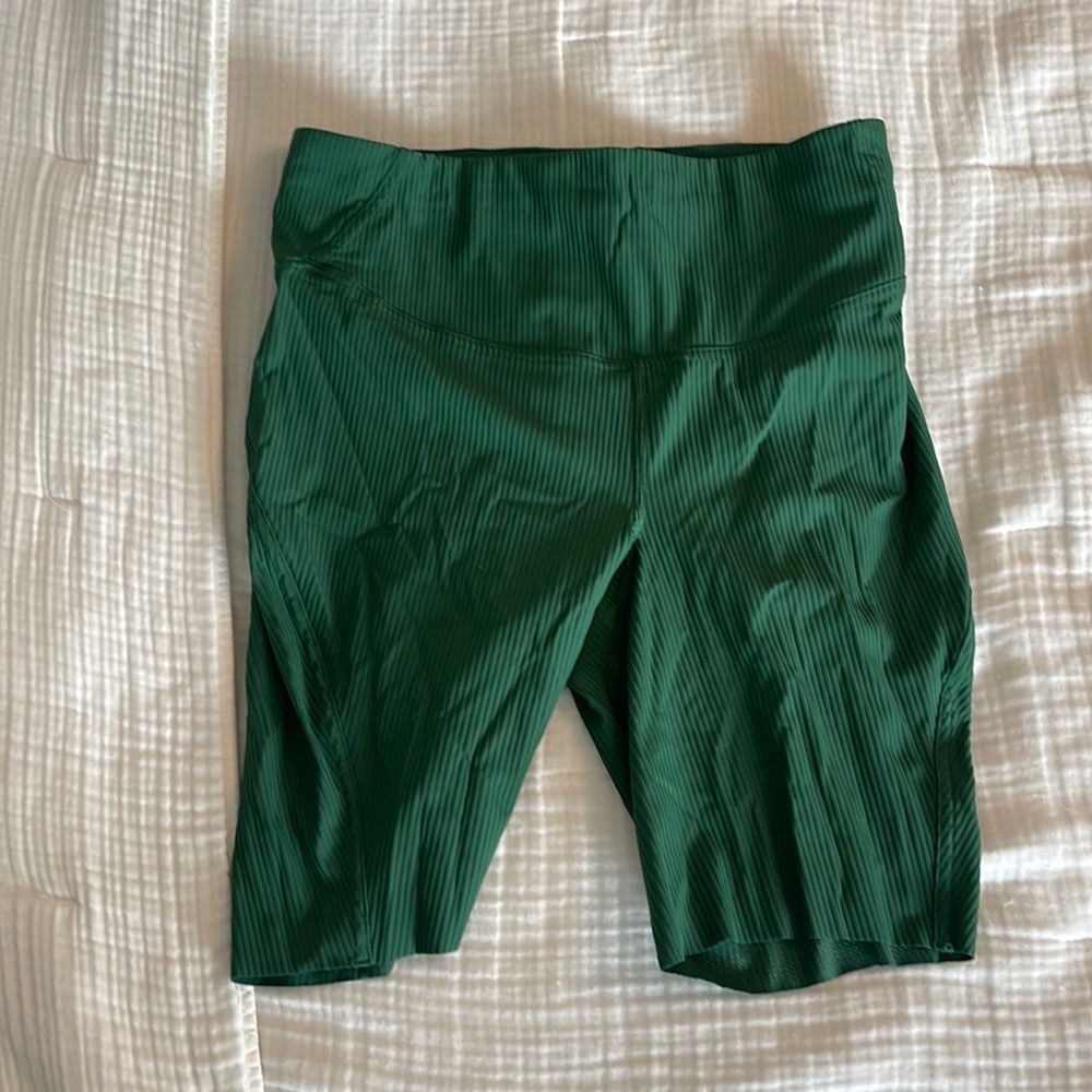 Lululemon hunter green ribbed shorts